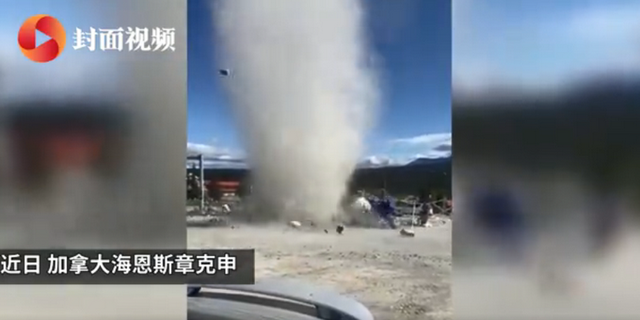 加拿大龍卷風(fēng)精準(zhǔn)襲擊水果攤，卷走水果和現(xiàn)金后消散，攤主很無奈